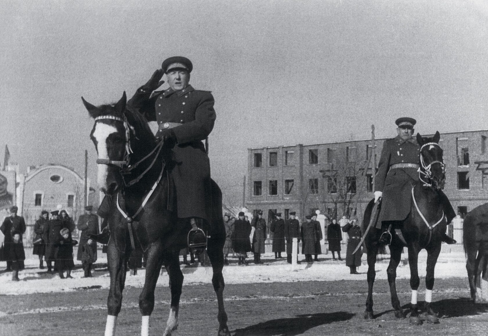 «При Параде»: в Минобороны опубликовали ранее неизвестные фото советских полководцев