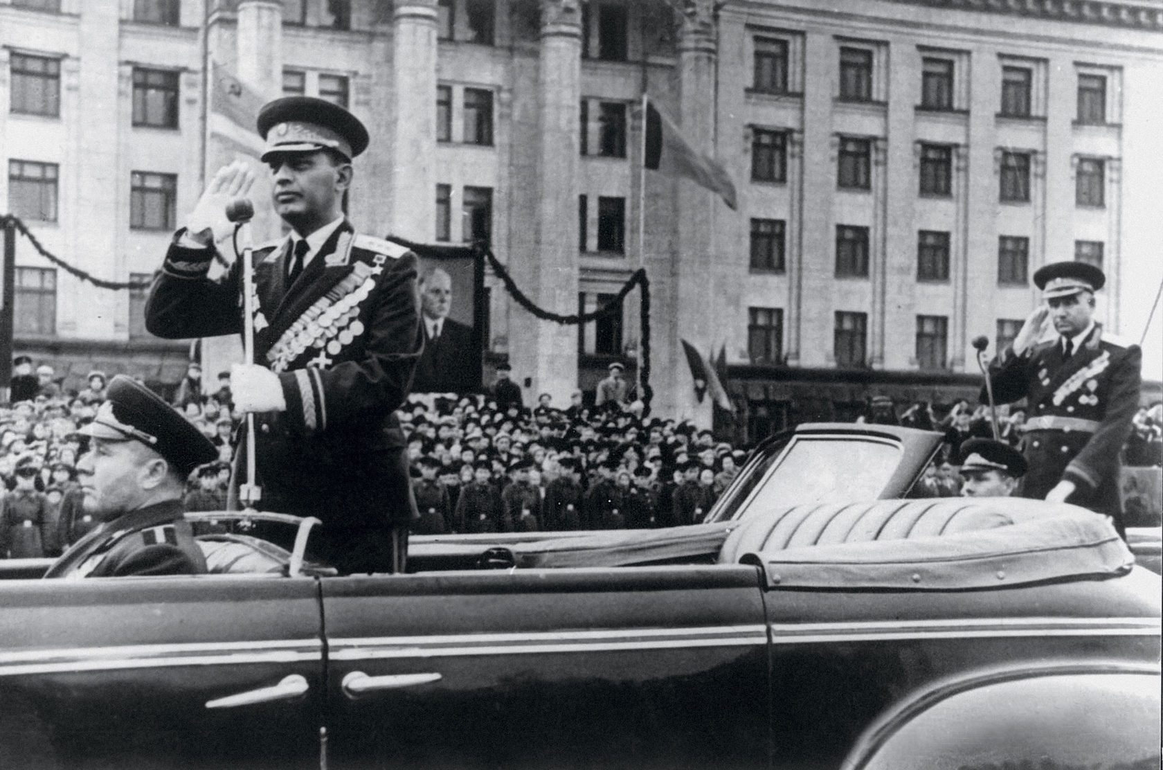 «При Параде»: в Минобороны опубликовали ранее неизвестные фото советских полководцев