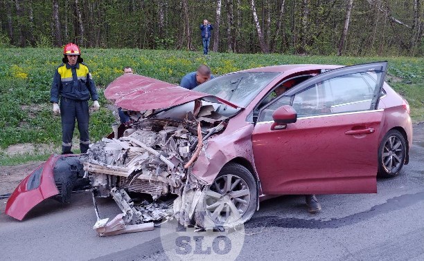 На трассе М2 в Туле Citroën жестко «догнал» микроавтобус