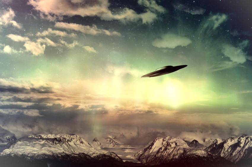 В США очевидец заметил в небе над горой Шаста появление яркого НЛО
