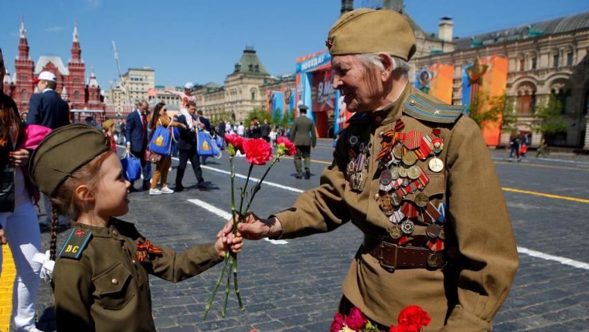 В России празднуют День Победы: История, традиции, акция “Бессмертный полк” и парад на Красной площади